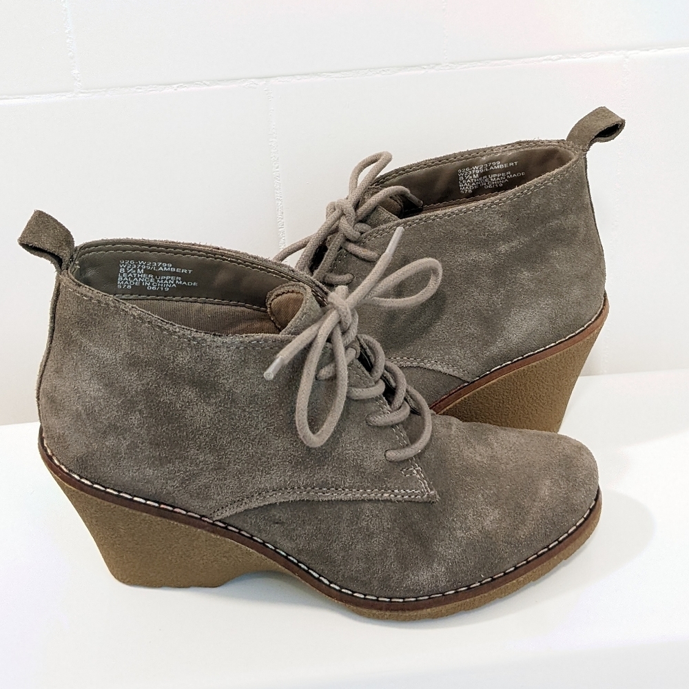 Suede wedges by White mountain
